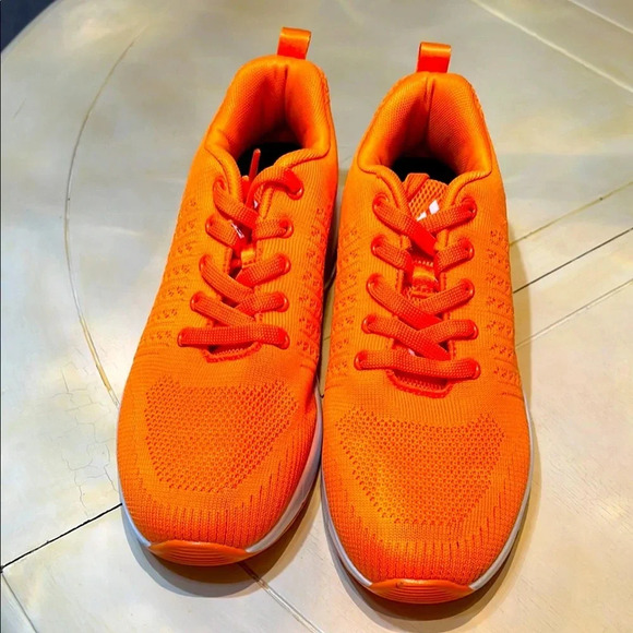 MISHANSHA WOMANS SIZE 8 SNEAKERS - Picture 1 of 4